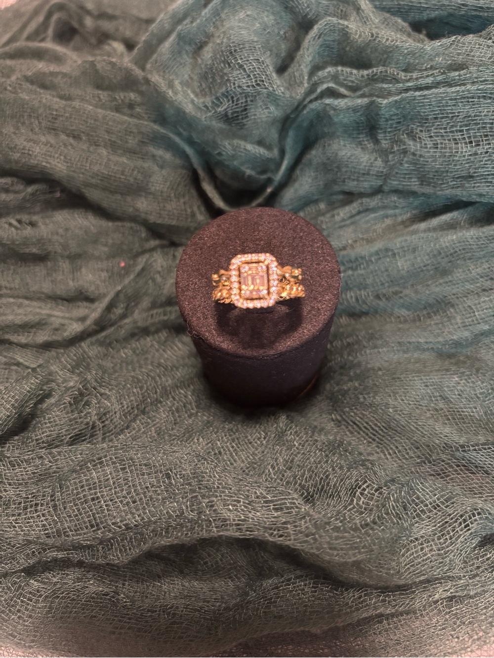 Elegant Gold-Tone Statement Ring with Clear Stones Size 7